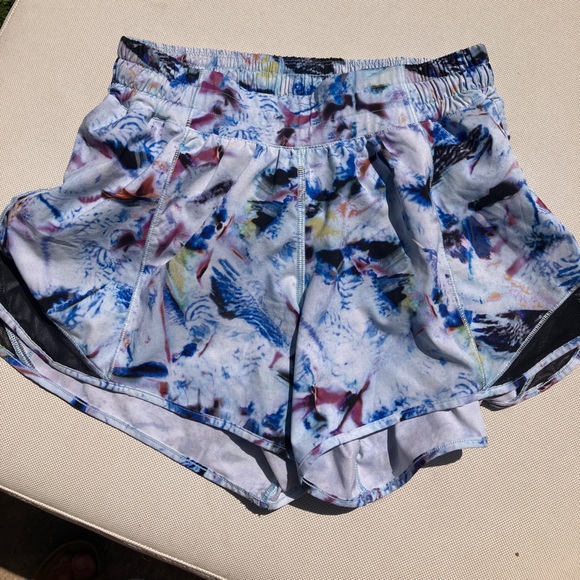 Size 4 Lululemon Hotty Hot low rise shorts - Picture 1 of 3